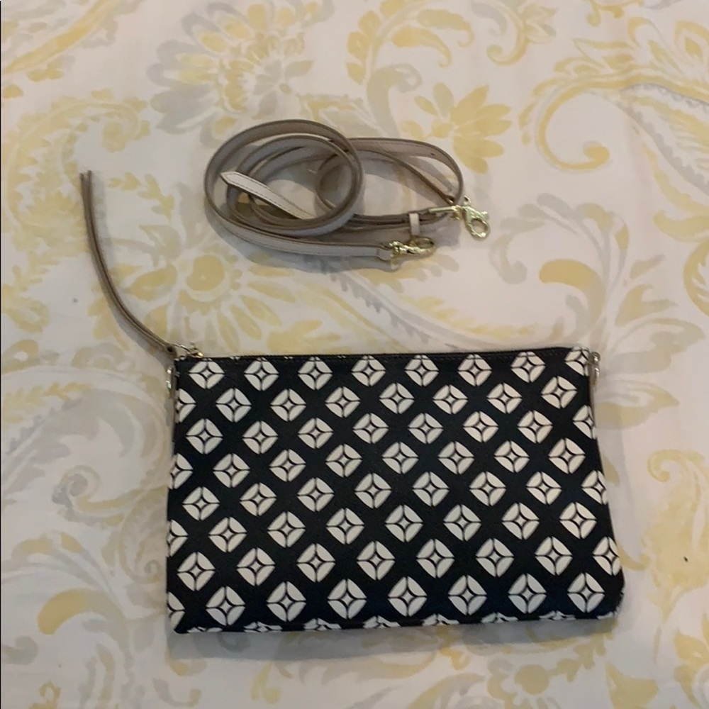 Fossil clutch with strap